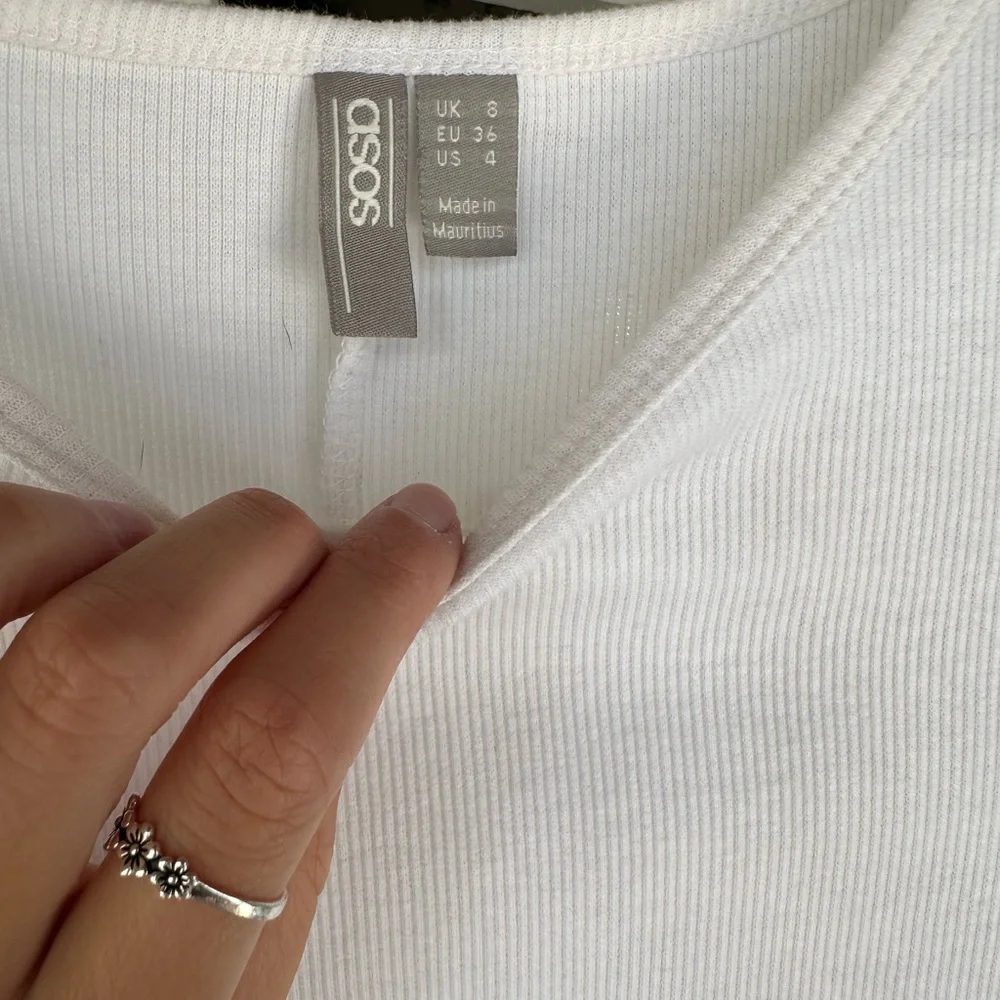 White crop top with ruffle detail size 4 - Picture 2 of 2